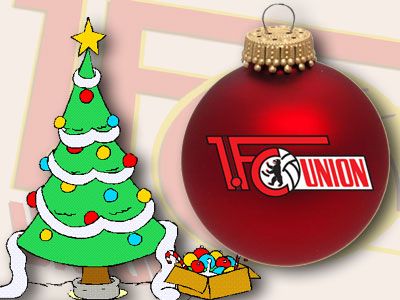 Weihnachtsbaum mit bunten Lichtern, roter Weihnachtskugel mit Logo von 1. FC Union und einer Kiste voller Weihnachtsdekoration.