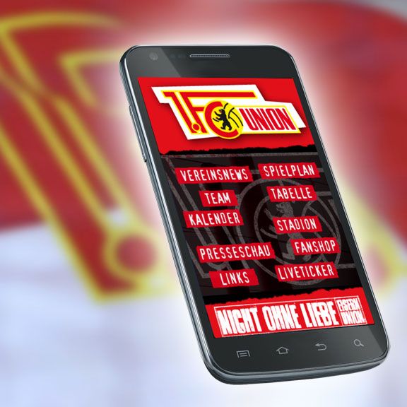 Smartphone mit der App des 1. FC Union Berlin auf rotem Hintergrund, zeigt verschiedene Menüpunkte wie Vereinsnews und Liveticker.