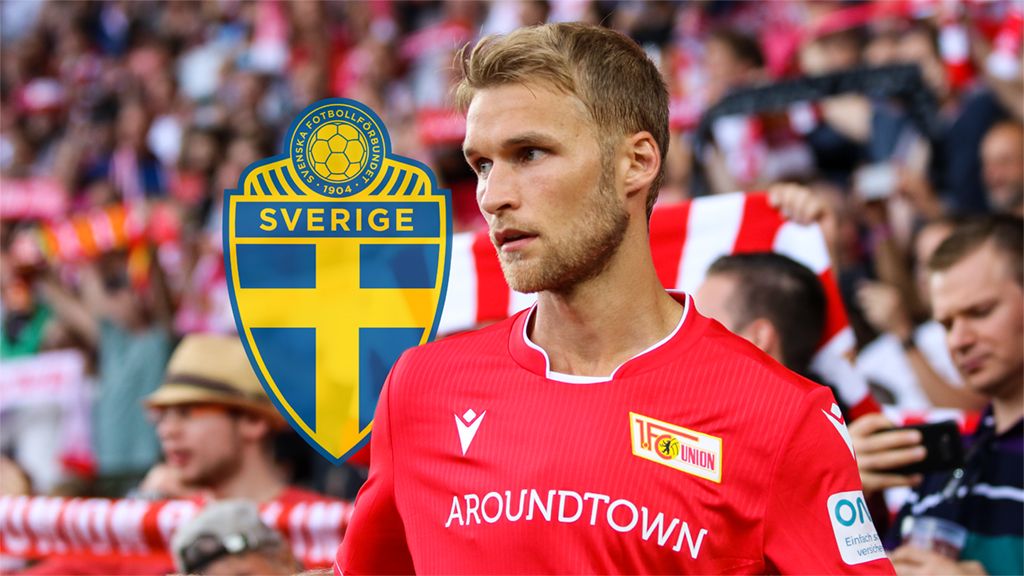 Ein Fußballspieler in einem roten Trikot steht vor einer jubelnden Menge, im Hintergrund das schwedische Fußballlogo.