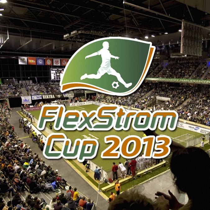 Sportveranstaltung in einer Halle mit Menschenmenge, Fußballfeld im Hintergrund, Logo des FlexStrom Cup 2013 im Vordergrund.