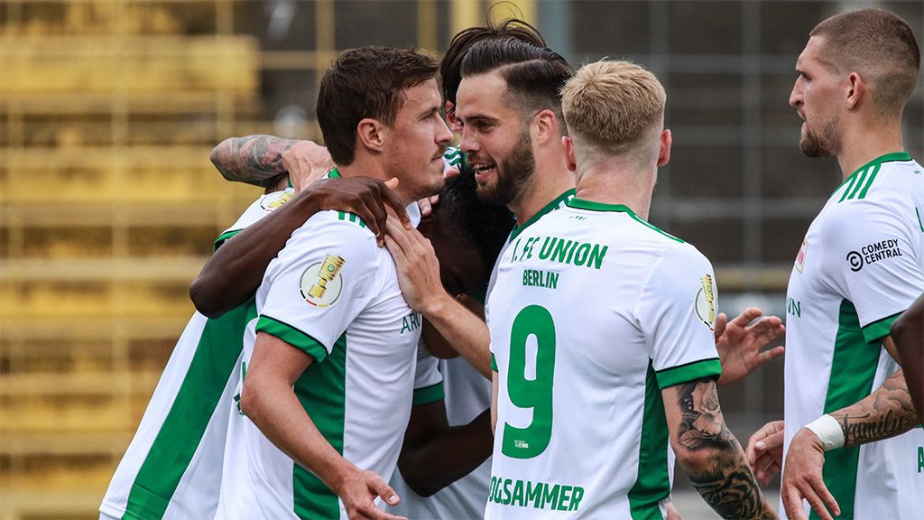 Spieler von Union Berlin feiern ein Tor in einem Fußballspiel.