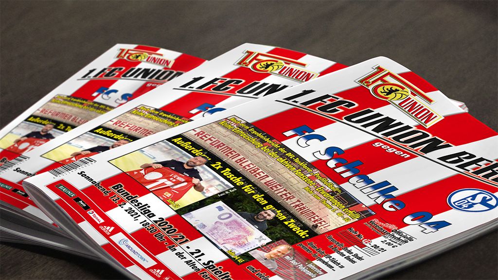 Drei Fußball-Programme mit dem Titel "1. FC Union Berlin gegen FC Schalke 04" liegen auf einem Tisch.