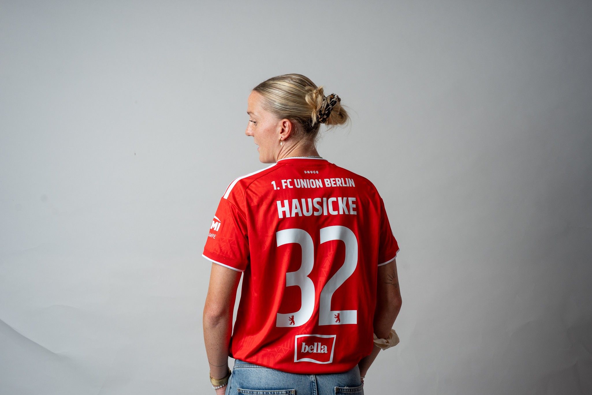 Eine Person mit einem roten Trikot des 1. FC Union Berlin, Rückenansicht, mit dem Namen "HAUSICKE" und der Nummer 32.