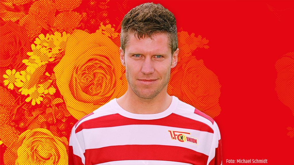 Mann in gestreifter Sportbekleidung mit rosafarbener Hintergrundgrafik von Blumen.