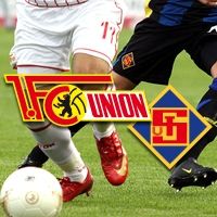 Füße von zwei Spielern während eines Fußballspiels, mit den Logos von 1. FC Union und einem weiteren Team im Bild.