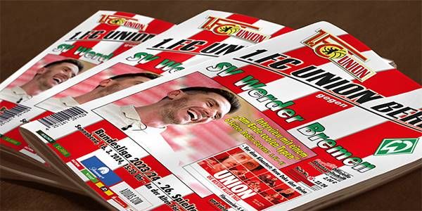 Drei Programmhefte für ein Fußballspiel zwischen 1. FC Union Berlin und SV Werder Bremen.