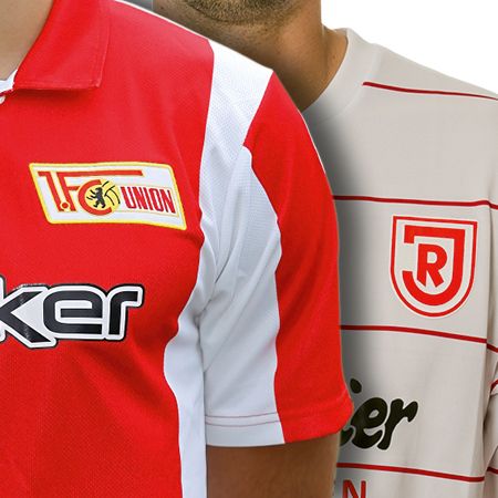 Zwei Sporttrikots, eines rot mit weißen Streifen und dem Logo von 1. FC Union, das andere grau mit rotem Logo von R.