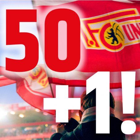 Fahne mit dem Vereinslogo von 1. FC Union Berlin, im Hintergrund ein Fan, der die Fahne hält. Text: "50 + 1!" in roten Zahlen.