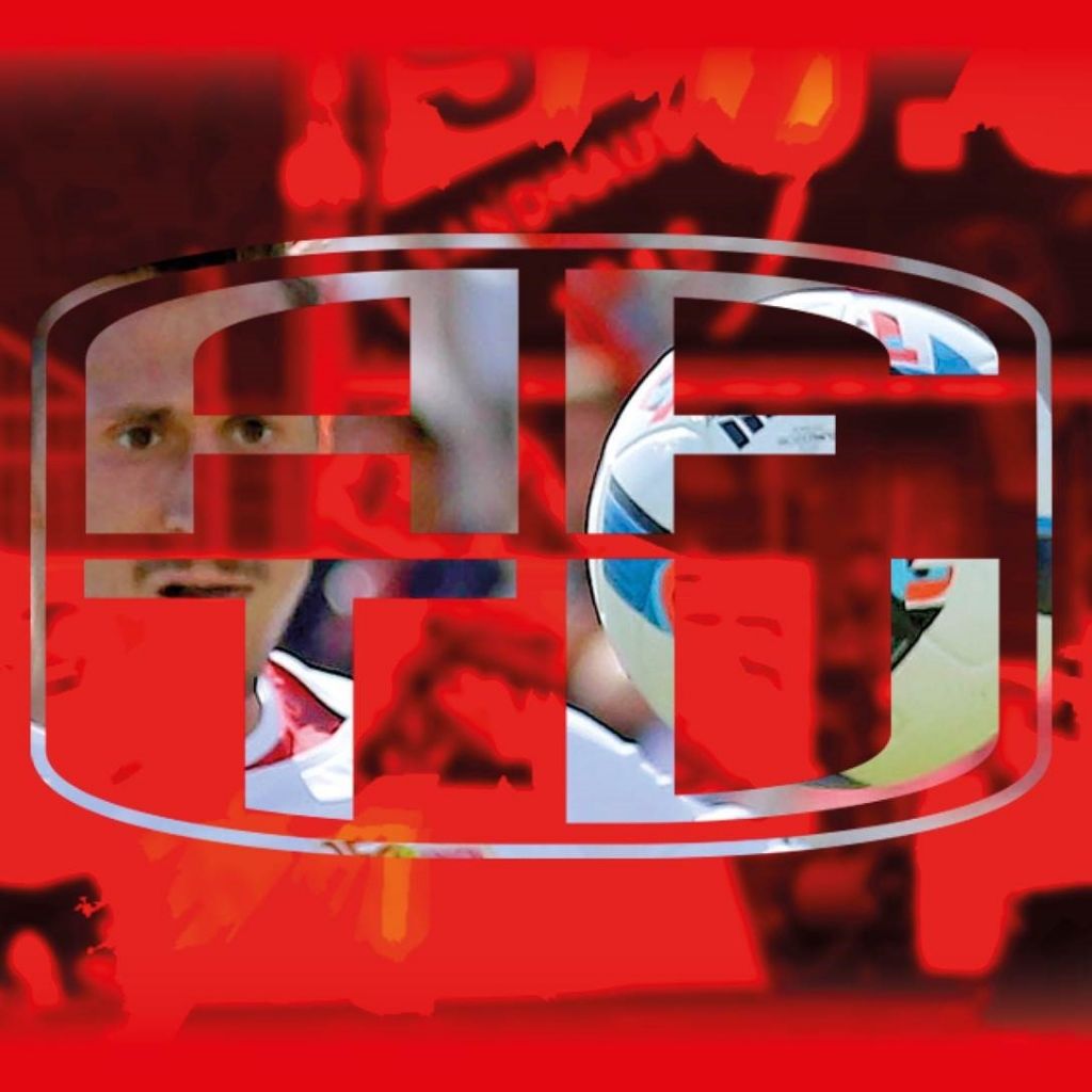 Ein Spieler aus dem Fußballbereich ist im Vordergrund zu sehen, mit einem Ball und rotem, grafischem Hintergrund.