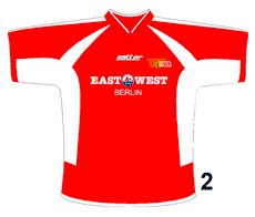 Rotes Trikot mit weißen Einsätzen und dem Aufdruck "EAST WEST BERLIN".