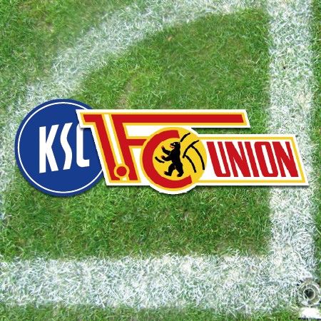 Logo des KSC und 1. FC Union auf einem Fußballfeld, im Hintergrund ist das grüne Gras und die Ecke des Platzes sichtbar.