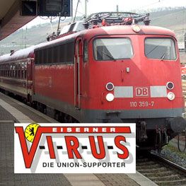 Ein roter Zug der Deutschen Bahn an einem Bahnhof, im Vordergrund das Logo "Eiserner Virus – die Union-Supporter".