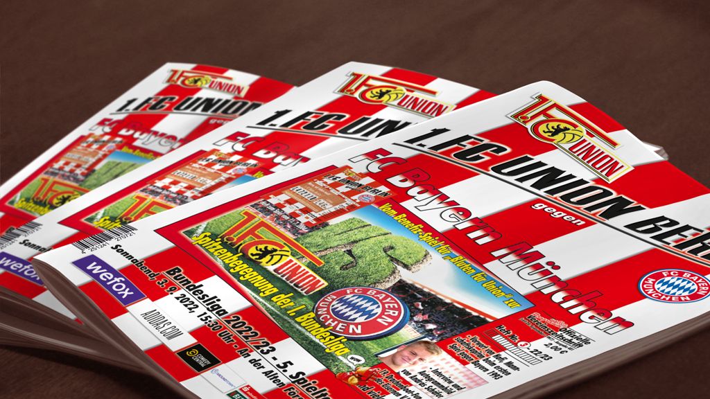 Mehrere Ausgaben eines Fußballhefts mit dem Logo von 1. FC Union Berlin und FC Bayern München.