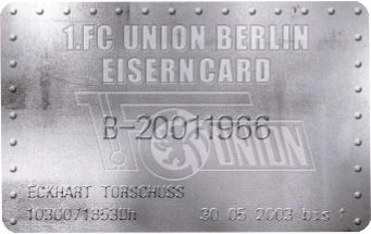 Metallene Mitgliedskarte des 1. FC Union Berlin mit der Aufschrift "EISERN CARD" und persönlichen Details.