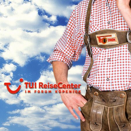 Mann in Tracht mit kariertem Hemd und Lederhosen, vor einem blauen Himmel mit Wolken, TUI ReiseCenter-Logo.
