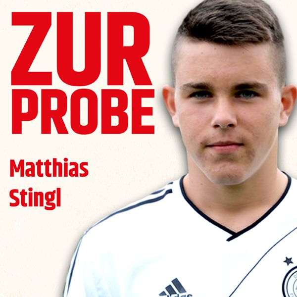 Ein junger Fußballspieler mit kurzem Haar trägt ein weißes Trikot mit schwarzen Akzenten. Der Text im Hintergrund lautet "ZUR PROBE".
