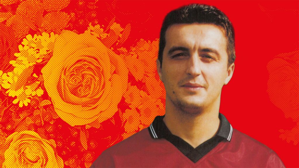 Junger Athlet mit schwarzem Haar, im roten Trikot vor einem Hintergrund mit rosafarbenen Blumen und einem roten Farbverlauf.