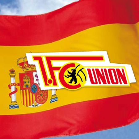 Logo des 1. FC Union vor der spanischen Flagge.