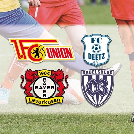 Logos von vier Fußballvereinen: 1. FC Union, FC Deetz, Bayer Leverkusen und Babelsberg 03 auf einem unscharfen Sporthintergrund.