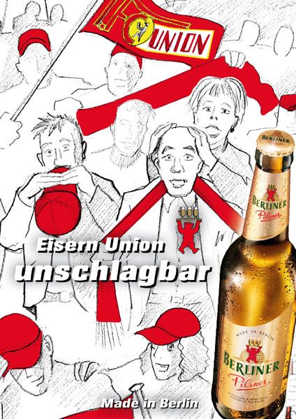 Ein Bier mit dem Label "Berliner Pilsner" vor einer grafischen Szenerie von Fußballfans der Eisern Union in Rot und Weiß.