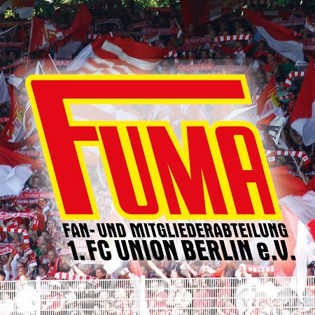 Logo der FUMA (Fan- und Mitgliedsabteilung) des 1. FC Union Berlin e.V. vor jubelnder Fangemeinde mit rot-weißen Fahnen.