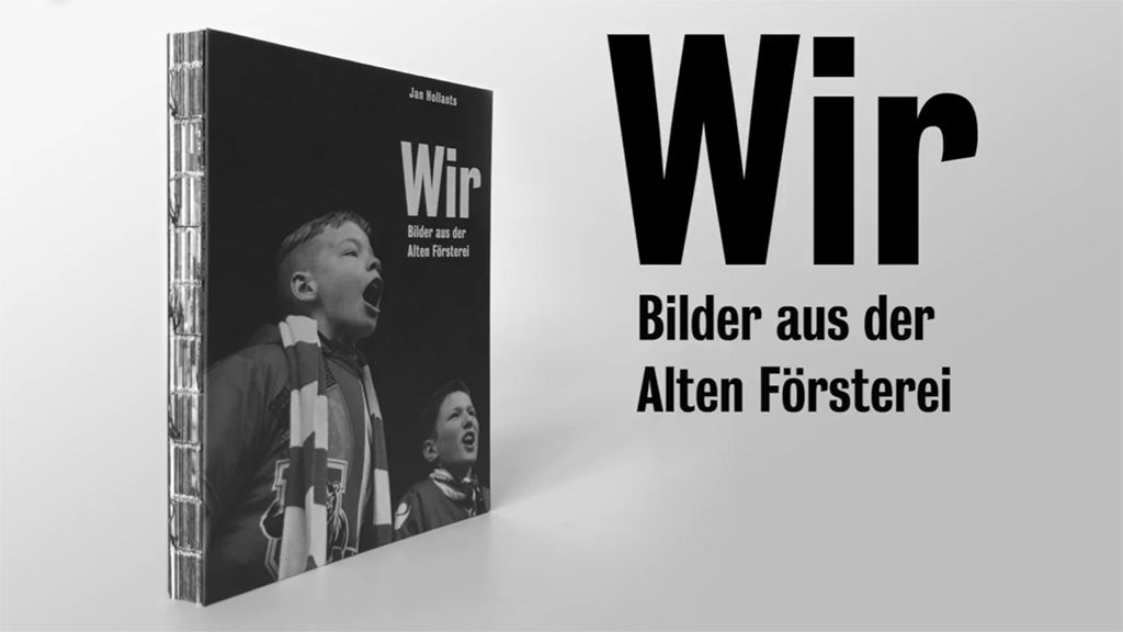 Buchcover mit dem Titel „Wir – Bilder aus der Alten Försterei“ und einem Jungen, der leidenschaftlich jubelt.