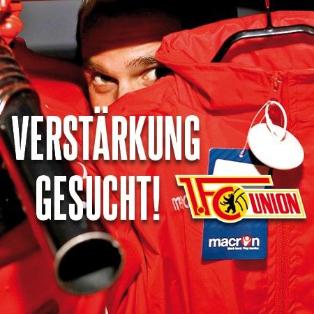 Ein rotes Sportoutfit mit Logo des FC Union Berlin und der Aufschrift „Verstärkung gesucht!“.