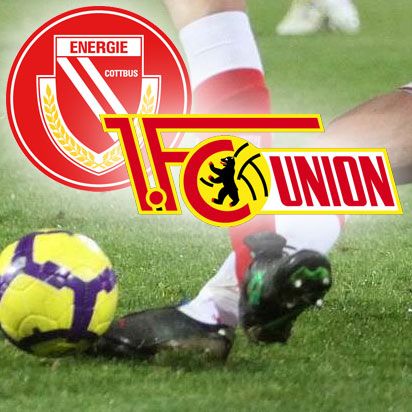 Rasenfläche mit einem Fußballschuh, während das Logo von Energie Cottbus und FC Union im Vordergrund dargestellt sind.