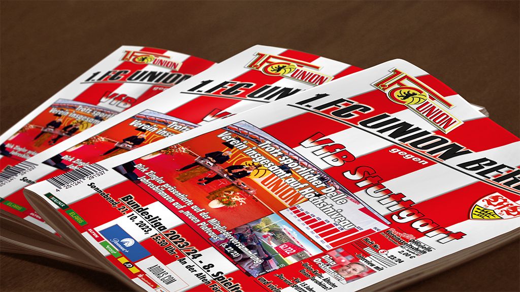 Drei Spieltagshefte des 1. FC Union Berlin gegen VfB Stuttgart auf einem Tisch.