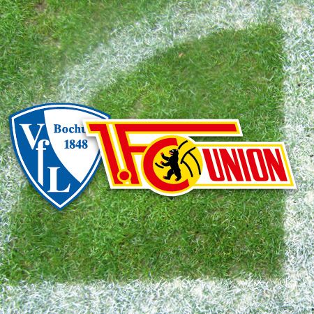 Logo des VfL Bochum und des 1. FC Union Berlin auf grünem Rasen mit weißen Linien.