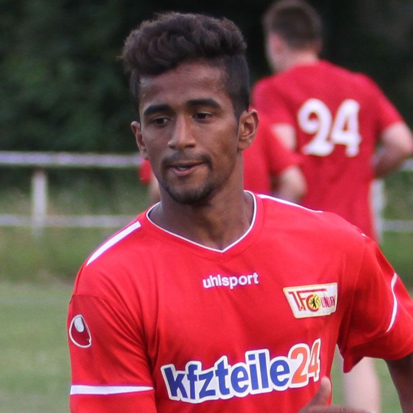 Ein junger Fußballspieler in einem roten Trikot mit der Aufschrift „kfzteile24“ während des Spiels.