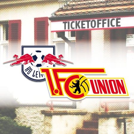 Logo von RB Leipzig und 1. FC Union Berlin vor einem Ticketbüro.