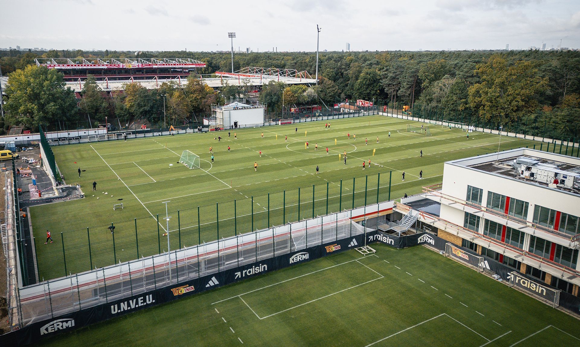 Union-Profis trainieren auf neuem Trainingsplatz am TZAF 