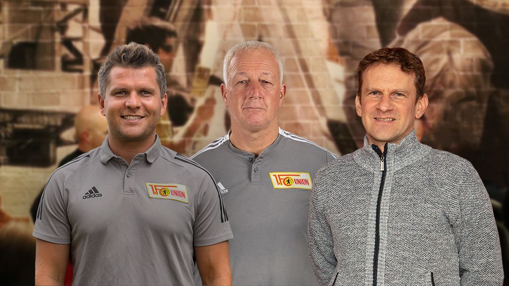 Drei Männer in sportlicher Kleidung stehen vor einer verschwommenen Hintergrundszene, die mit Sport und Teamarbeit verbunden ist.