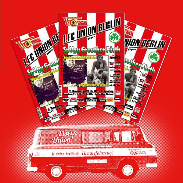 Drei Fußballspielplakate des 1. FC Union Berlin gegen SpVgg Greuther Fürth vor einem roten Hintergrund und einem Vereinsfahrzeug.