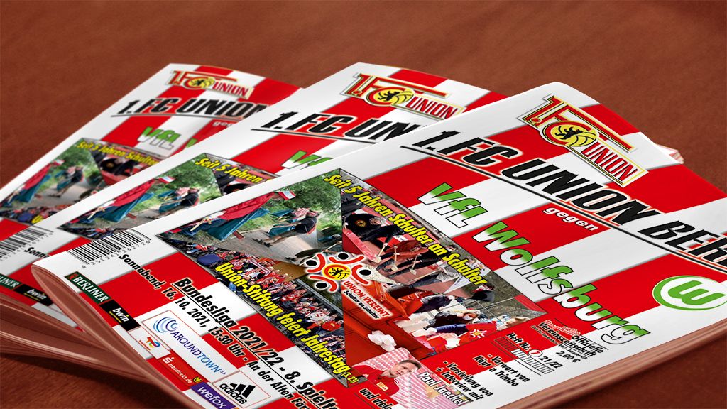 Zwei gefaltete Fußballspiel-Programme, auf denen das Spiel 1. FC Union Berlin gegen VfL Wolfsburg beworben wird.