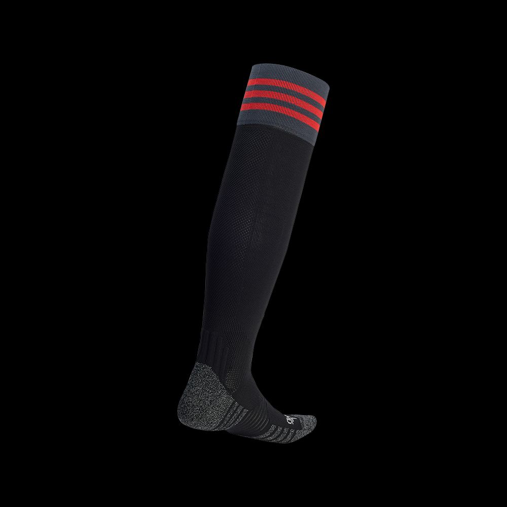 Schwarze Sportsocken mit roten Streifen und grauem Bündchen, seitlich abgebildet.