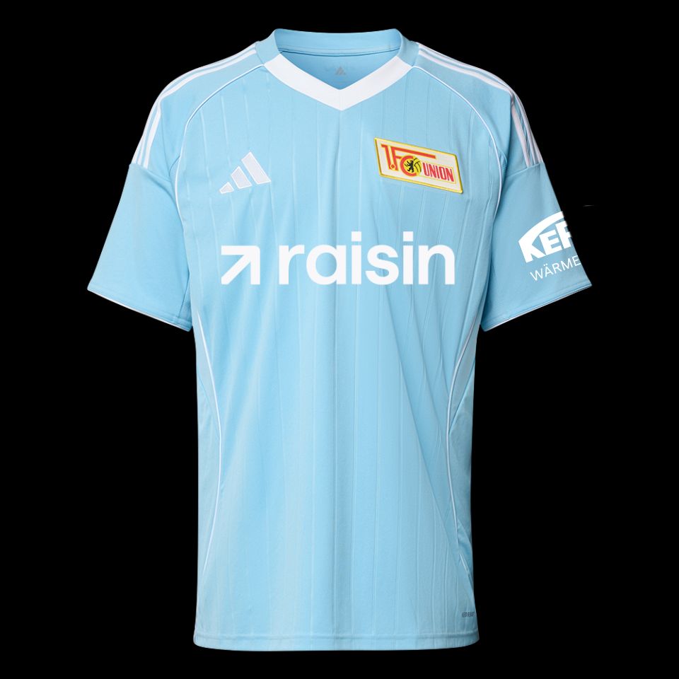 Ein himmelblaues Fußballtrikot mit weißen Details und Sponsorenlogos auf der Vorder- und Ärmelseite.