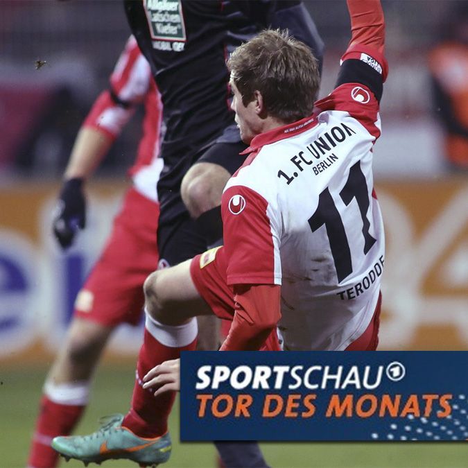 Spieler des 1. FC Union Berlin fällt während eines Fußballspiels, im Hintergrund ein Schiedsrichter und ein weiterer Spieler.