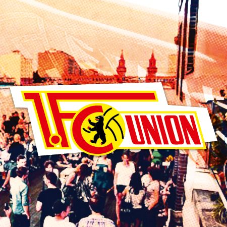 Logo des 1. FC Union Berlin vor Menschenmenge und Stadtlandschaft im Hintergrund.