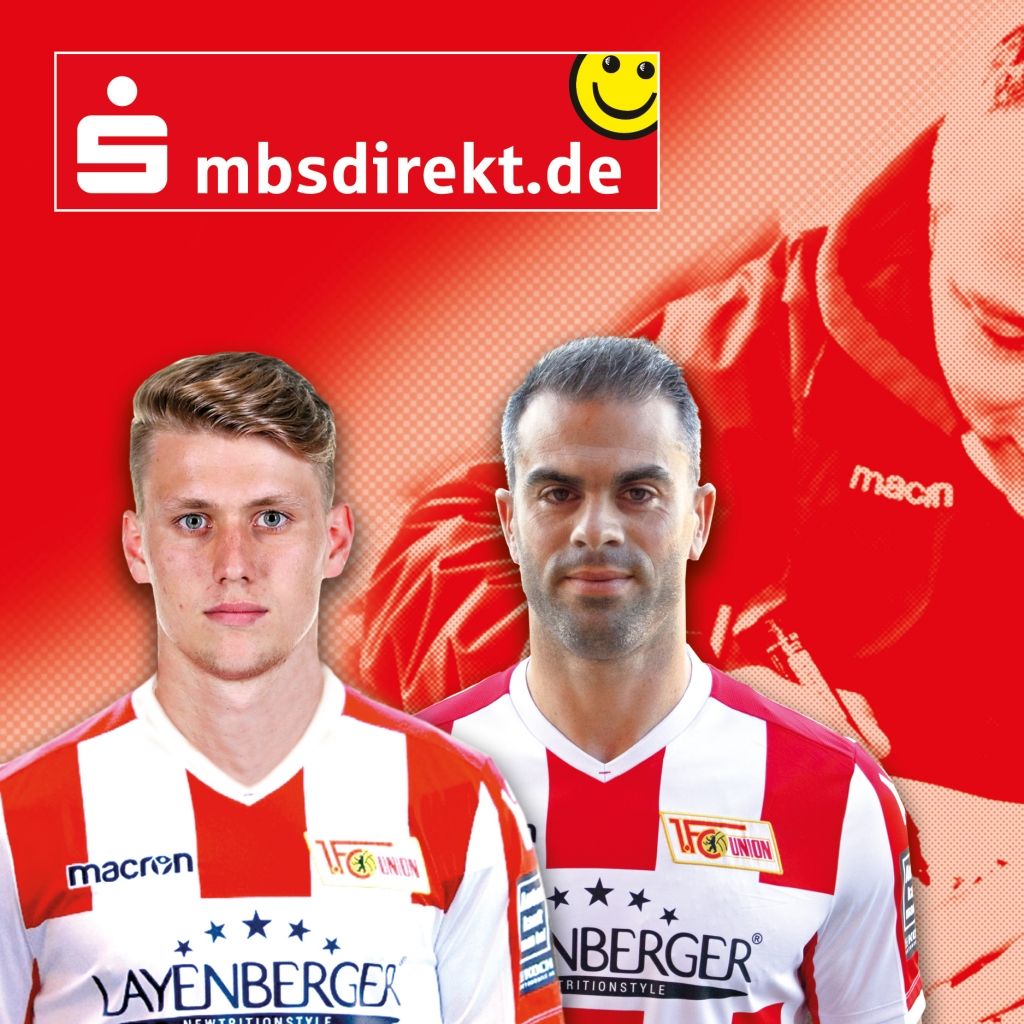 Zwei Fußballspieler in Heimtrikots vor einem grafisch gestalteten Hintergrund mit Logo und Website.