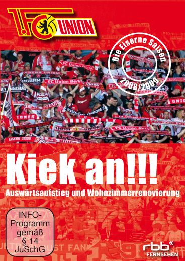 Eine Stadionszene mit Fans des 1. FC Union Berlin, die Schals schwenken und Banner halten. Der Titel "Kiek an!!!" ist prominent platziert.