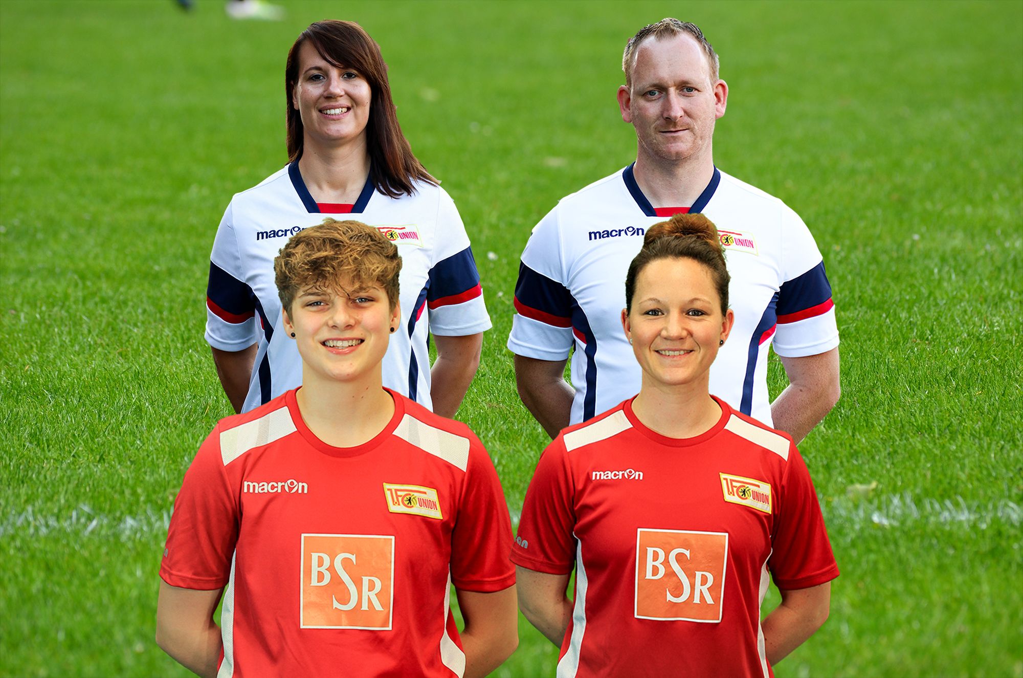 Vier Personen in Sportkleidung stehen vor einem grünen Fußballfeld, zwei im roten Trikot und zwei im weißen Trikot.