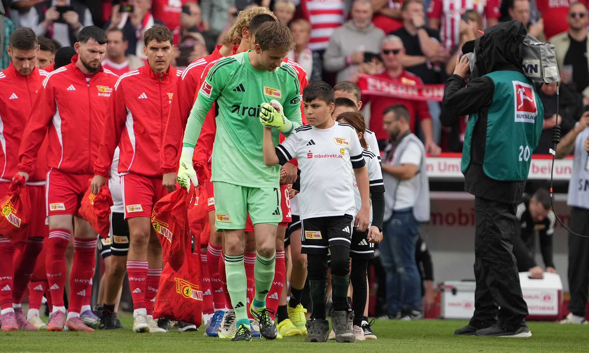 Del hospicio infantil a entrar al césped junto a sus ídolos