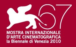 Logo der 67. Mostra Internazionale d'Arte Cinematografica mit einem stilisierten Löwen und dem Jahr 2010 auf rotem Hintergrund.