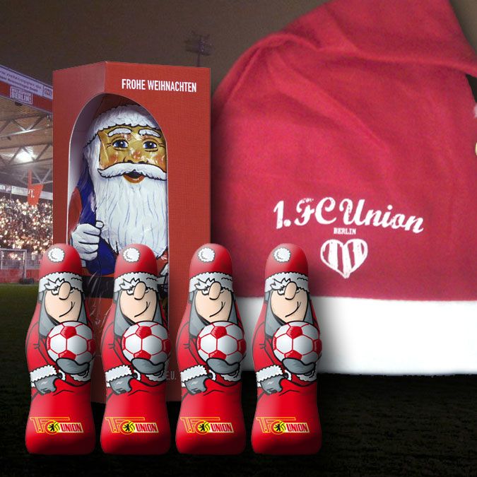 Weihnachtliche Fanartikel des 1. FC Union Berlin: Santa-Figur und vier Weihnachtsmännchen mit Fußball.
