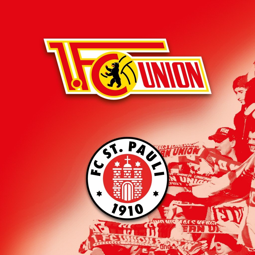 Logo von 1. FC Union und FC St. Pauli auf rotem Hintergrund, umgeben von Fans mit Schals.
