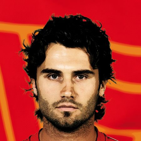 Porträt eines Mannes mit schwarzen, lockigen Haaren und ernstem Ausdruck, vor einem roten Hintergrund.