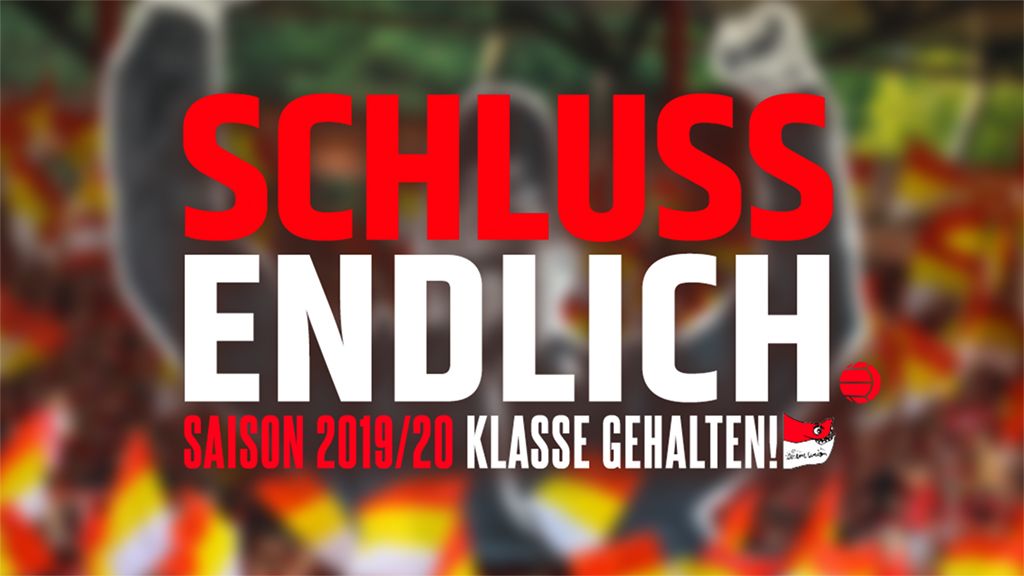 Ein Banner steht da. Darauf steht: "Endlich Schluss! Saison 2019/20 gut gemacht!" Viele Menschen jubeln.