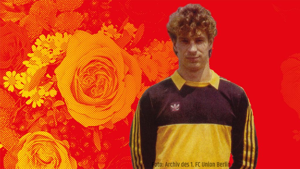 Ein Sportler in einem gelben und schwarzen Trikot mit einem roten Hintergrund, auf dem orangefarbene Blumen zu sehen sind.